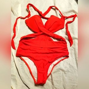 Stunning like new slimming monokini padded strappy med